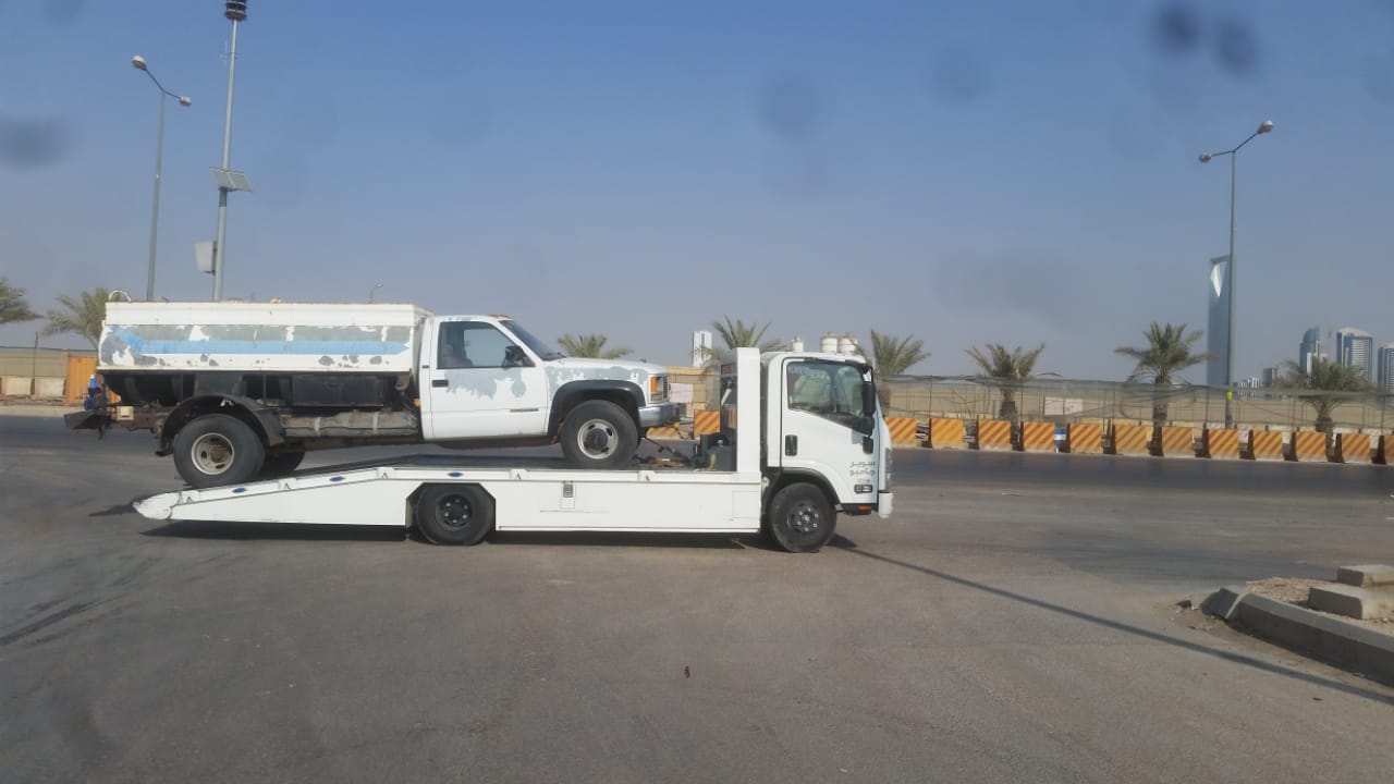 سطحه في الرياض لنقل جميع أنواع السيارات والشحنات الثقيلة سطحة الرياض 0537799400